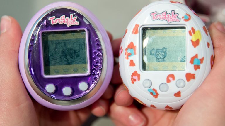 Zwei Tamagotchis in der Form von Plastikeiern &ndash; bald kommt auch eine moderne Version f&uuml;r Android und iOS.