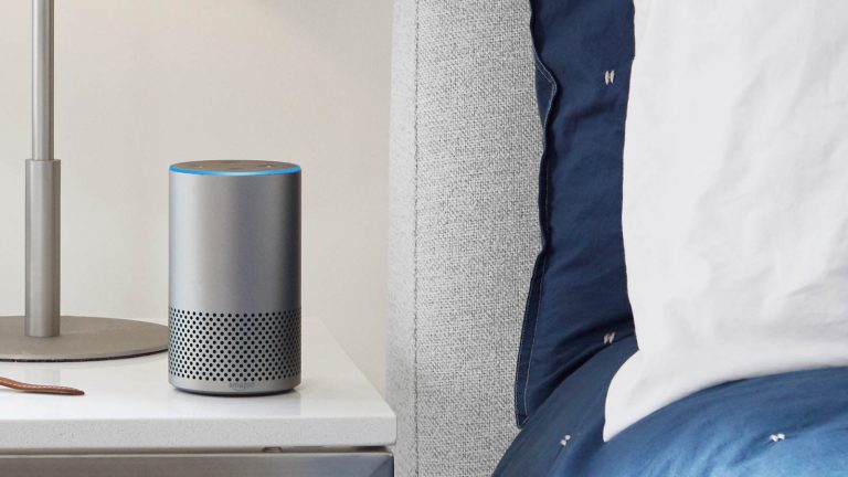 Amazon Echo auf Nachttisch