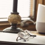 Google Home auf Schreibtisch