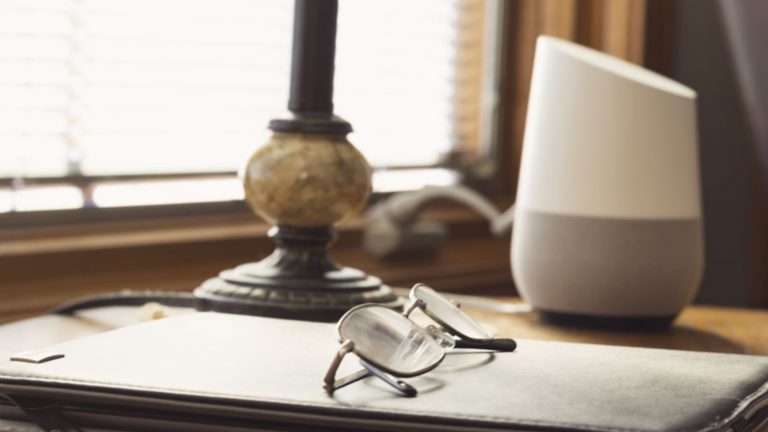 Google Home auf Schreibtisch