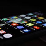 Smartphone Display im Dunkeln