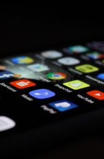 Loapi Trojaner Warnung Smartphone Display im Dunkeln