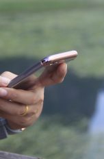 Frau nutzt iPhone mit GPS zur Standortbestimmung