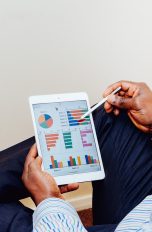 Manager schaut sich Statistiken auf einem iPad an. Manager schaut sich Statistiken auf einem iPad an.
