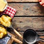Raclette reinigen: Mit diesen Tipps werden Pf&auml;nnchen, Heizschlange und Grillplatte wieder sauber