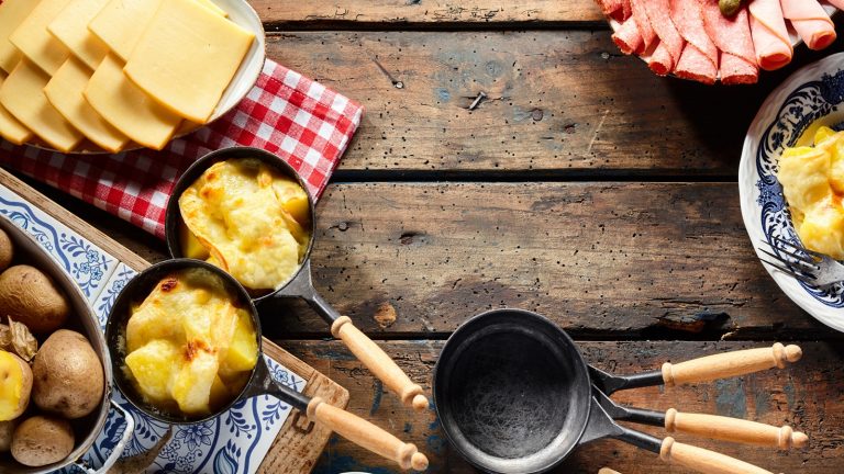 Raclette reinigen: Mit diesen Tipps werden Pfännchen, Heizschlange und Grillplatte wieder sauber