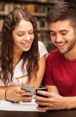 Siri lernt flüstern Paar mit Smartphones in Bibliothek