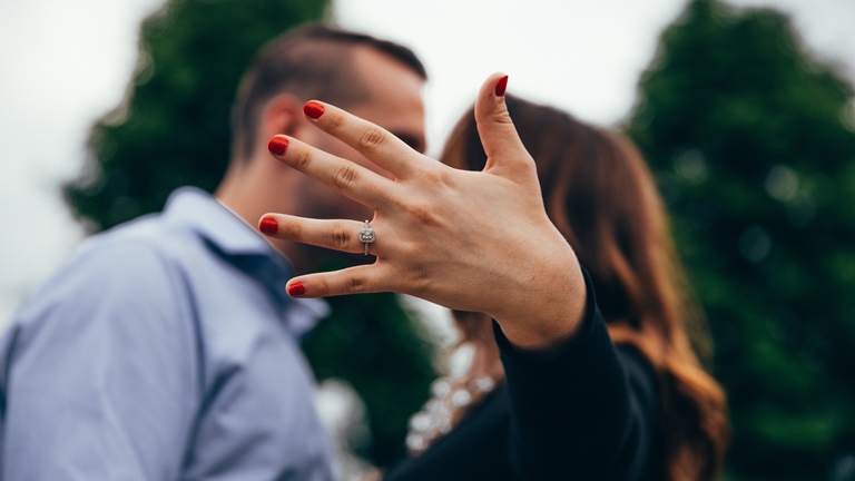 RokShok: Verlobungsring im Smartphone