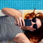 Junge Frau h&ouml;rt Musik &uuml;ber Smartphone