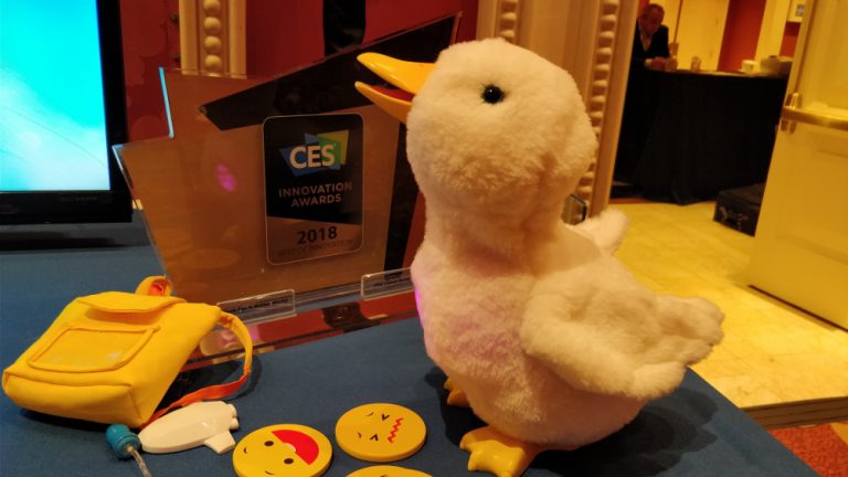 Aflac Roboter Ente steht auf einer Gummimatte