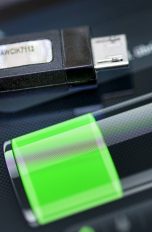 Neues Energizer-Smartphone mit Monster-Akku Ladekabel Smartphone und Akkuanzeige