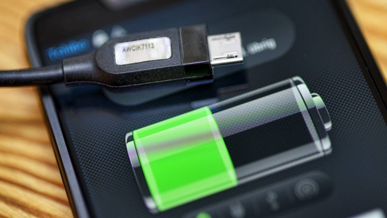 Ladekabel Smartphone und Akkuanzeige