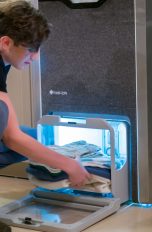 FoldiMate Junger Mann nutzt FoldiMate
