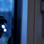 Einbrecher sp&auml;ht ins Haus