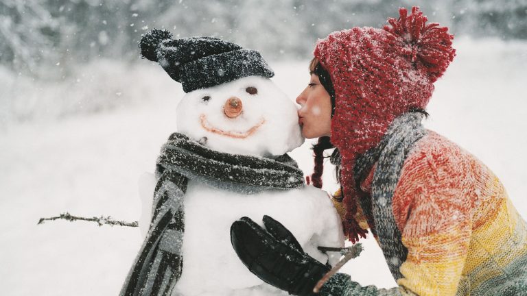 Farbtupfer als Kontrast bei Schneebildern