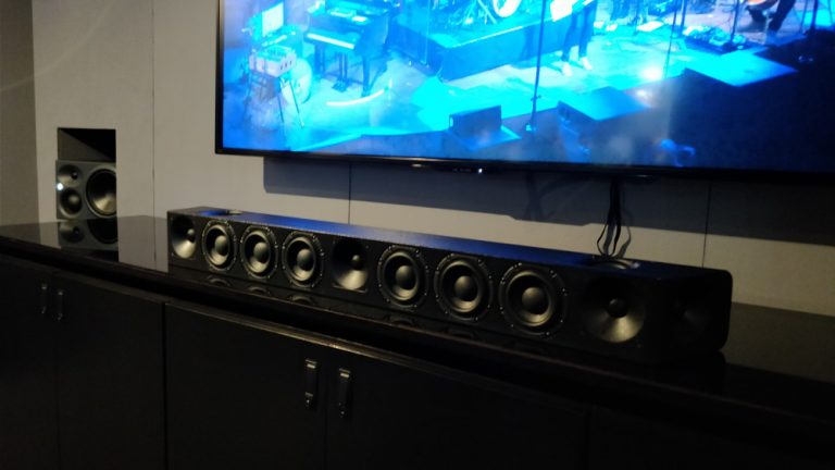 Sennheiser Soundbar auf einem Lowboard unter einem Smart TV