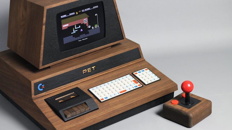 PET de lux auf grauem Untergrund