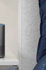 Amazon Echo Amazon Echo auf Nachttisch