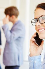 Android Rufnummer blockieren Frau telefoniert mit Android Smartphone