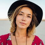 Frau bereit f&uuml;r Face Swap