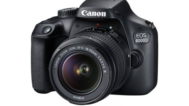 Canon EOS 4000D in Frontansicht vor weißem Hintergrund