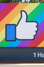 Schild Facebook Firmensymbol vor Regenbogenfarben