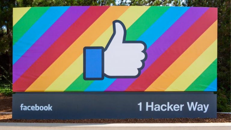 Schild Facebook Firmensymbol vor Regenbogenfarben