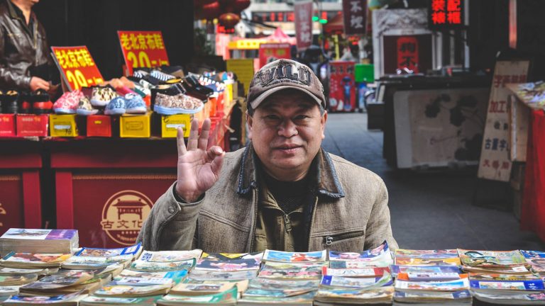Siri hilft bei Gespräch mit chinesischem Straßenverkäufer.