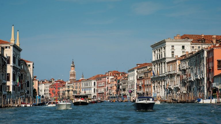 iOS 11 Siri übersetzen Urlaub Siri übersetzt in Venedig Sätze ins Italienische.