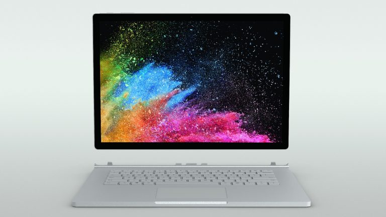 Das Microsoft Surface Book 2 schwebt über der Tastatur
