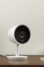 Nest Cam IQ auf Sideboard