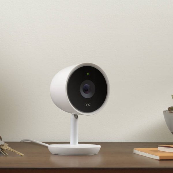 Nest Cam IQ auf Sideboard
