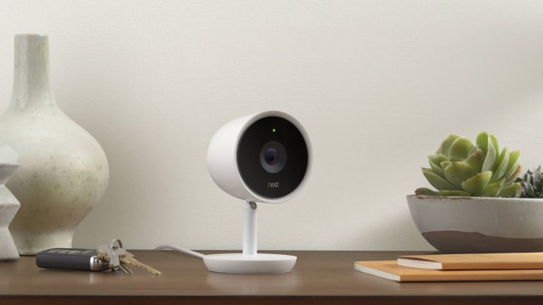 Nest Cam IQ auf Sideboard