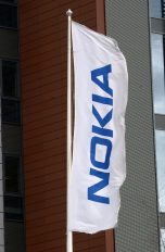 Fahnen vor Nokia-Gebäude in Espoo, Finnland