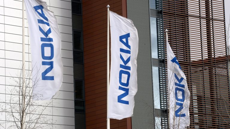 Fahnen vor Nokia-Gebäude in Espoo, Finnland