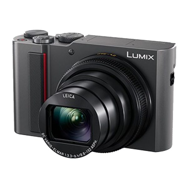 Die Panasonic Lumix TZ-202 in Frontansicht vor wei&szlig;em Hintergrund