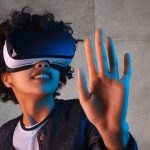 Frau mit Gear VR erlebt die virtuelle Realit&auml;t