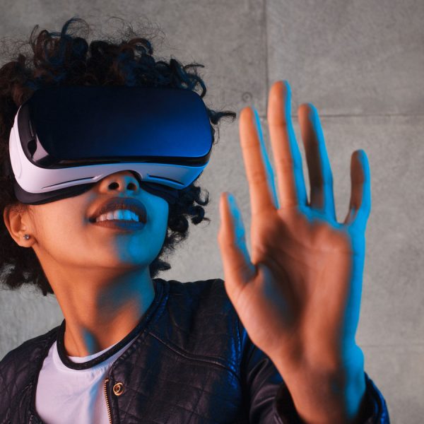 Frau mit Gear VR erlebt die virtuelle Realit&auml;t