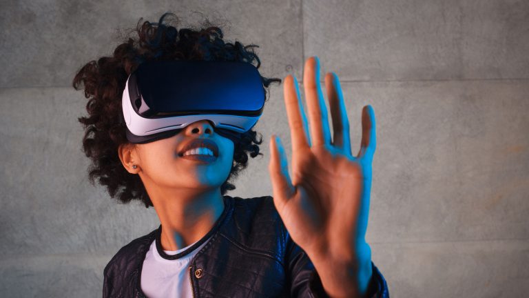 Frau mit Gear VR erlebt die virtuelle Realität