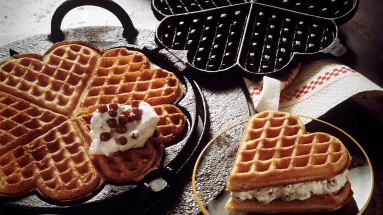Waffeleisen reinigen fertig Waffeln in Herzform zubereiten