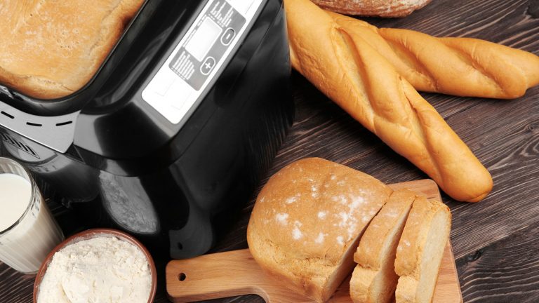 Saubere Brotbackautomaten sch&uuml;tzen vor Schimmel auf dem Brot