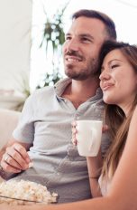 Fernseher brummt Zu zweit mit Popcorn vor dem Fernseher