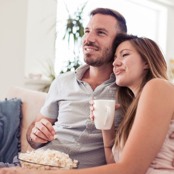 Zu zweit mit Popcorn vor dem Fernseher