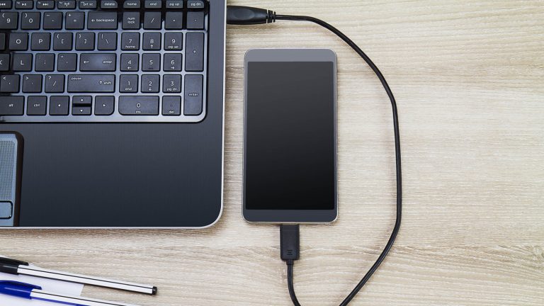 PC mit Smartphone über USB-Kabel verbinden