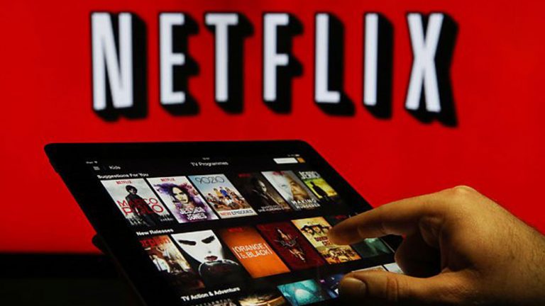 Mann nutzt Netflix auf Tablet