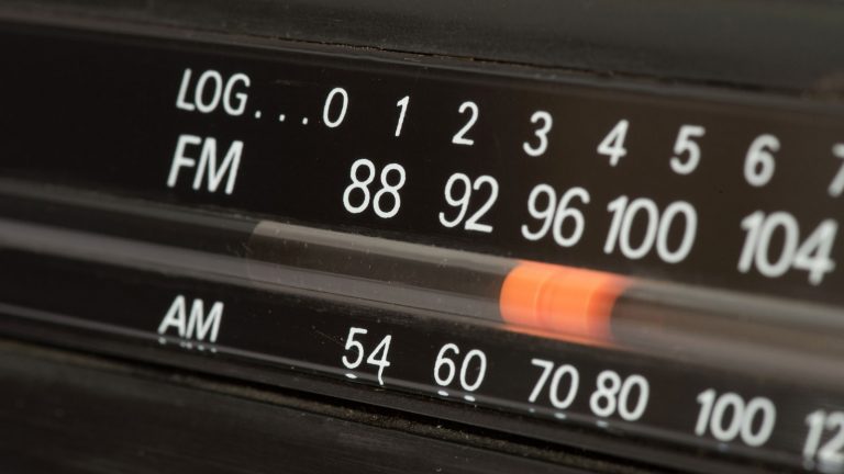 Radiosender manuell verstellen für besseren Empfang