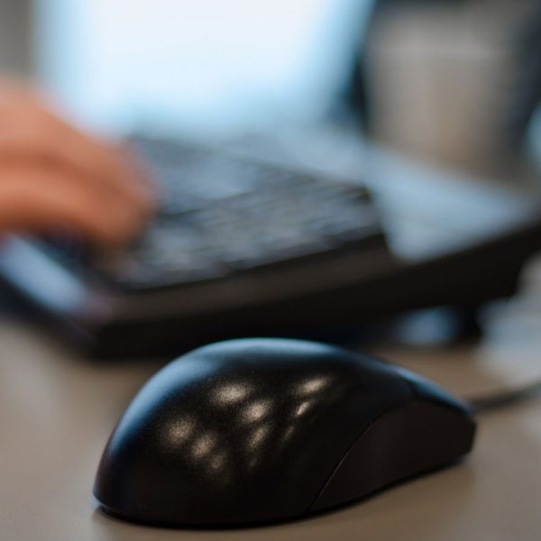Tastatur und Maus an einem Desktop-PC