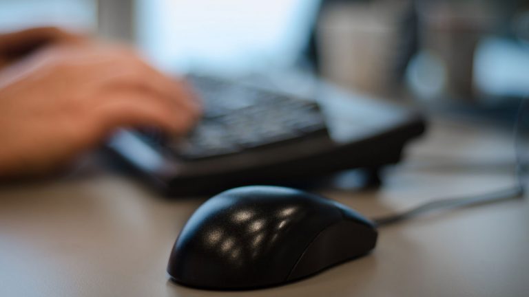 Tastatur und Maus an einem Desktop-PC