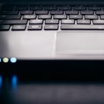 Windows-PC auf einem Tisch