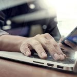 Apple Zwei-Faktor-Authentifizierung aktivieren + nutzen.